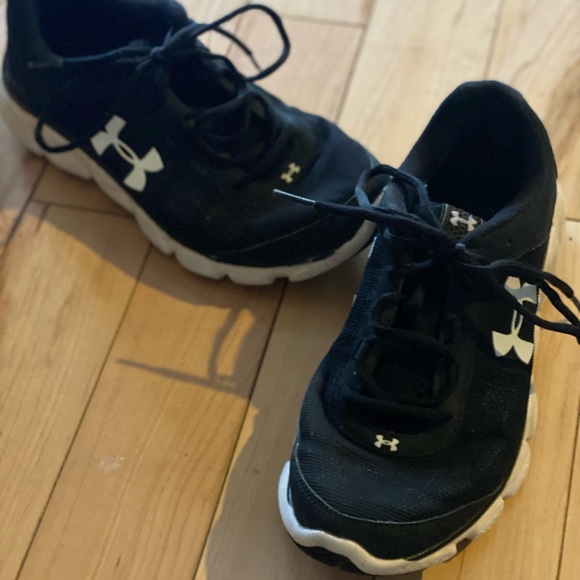 Great condition barely used woman's Under Armour sneakers 8.5 - Picture 6 of 7